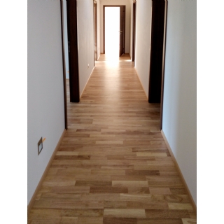 Moc hezká, položena dřevěná podlaha v ploše 120 m2 na podlahové topení.